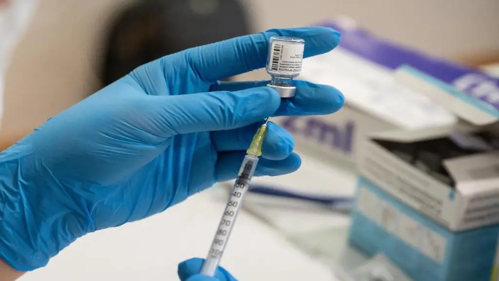 Die-Mitarbeiterin-eines-mobilen-Impfteams-bereitet-eine-Spritze-mit-einem-Impfstoff-gegen-das-Coronavirus-vor