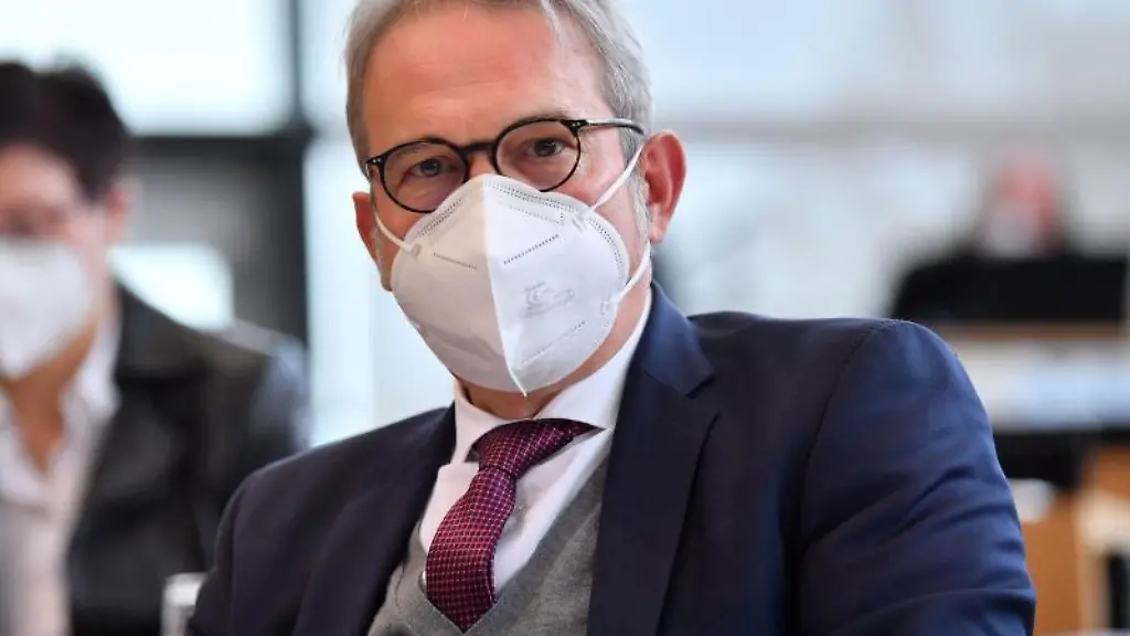 Georg-Maier-SPD-Innenminister-von-Thueringen-sitzt-im-Plenarsaal-des-Thueringer-Landtags