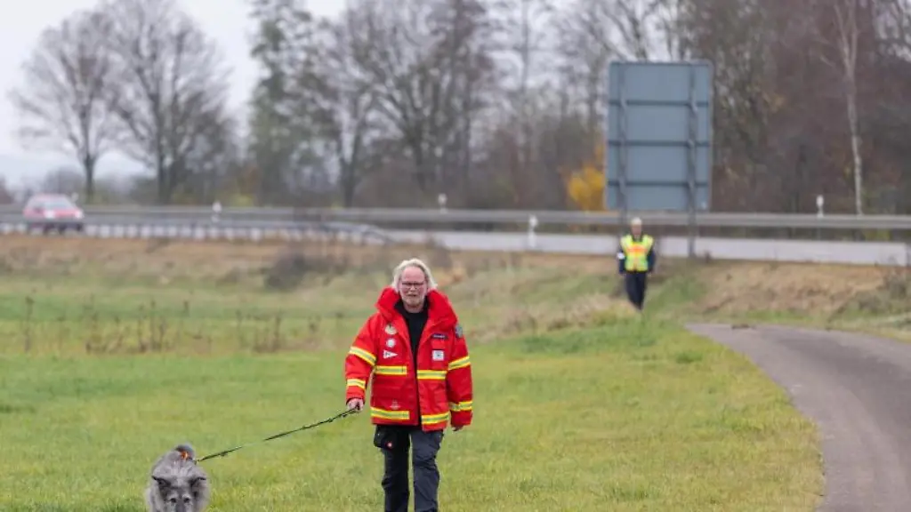 Fahnder-suchen-mit-einem-Archaeologiehund-nach-Ueberresten-der-vermissten-Lissy-Lauer