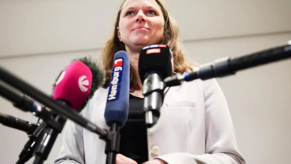 Melanie-Leonhard-SPD-vor-der-Presse