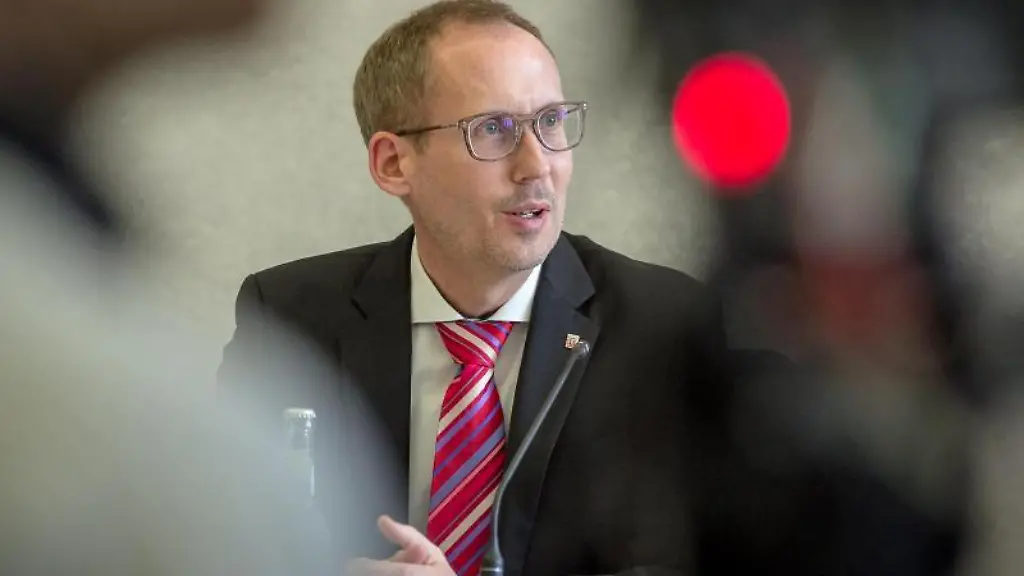 Der-hessische-Sozialminister-Kai-Klose-gibt-eine-Pressekonferenz