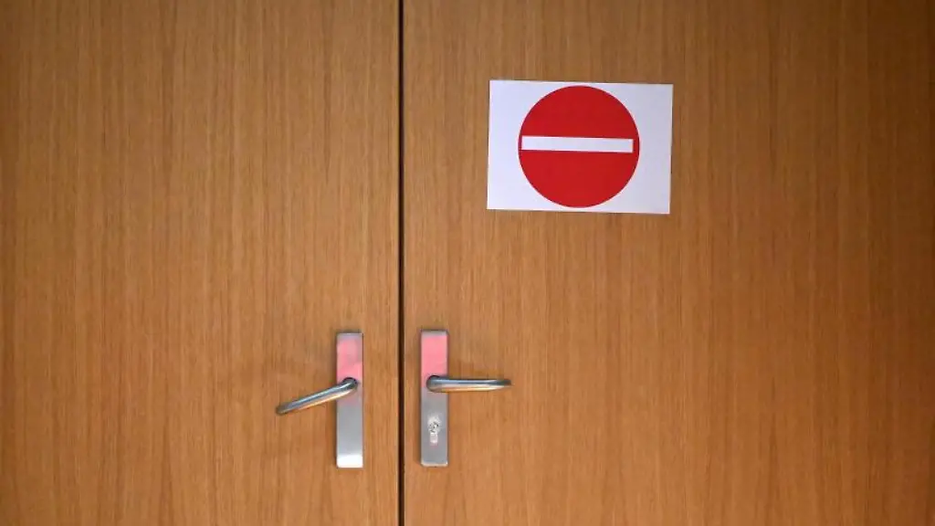 Ein-Schild-das-den-Einlass-verbietet-ist-an-einem-Hoersaal-in-der-Universitaet-Erfurt-angebracht