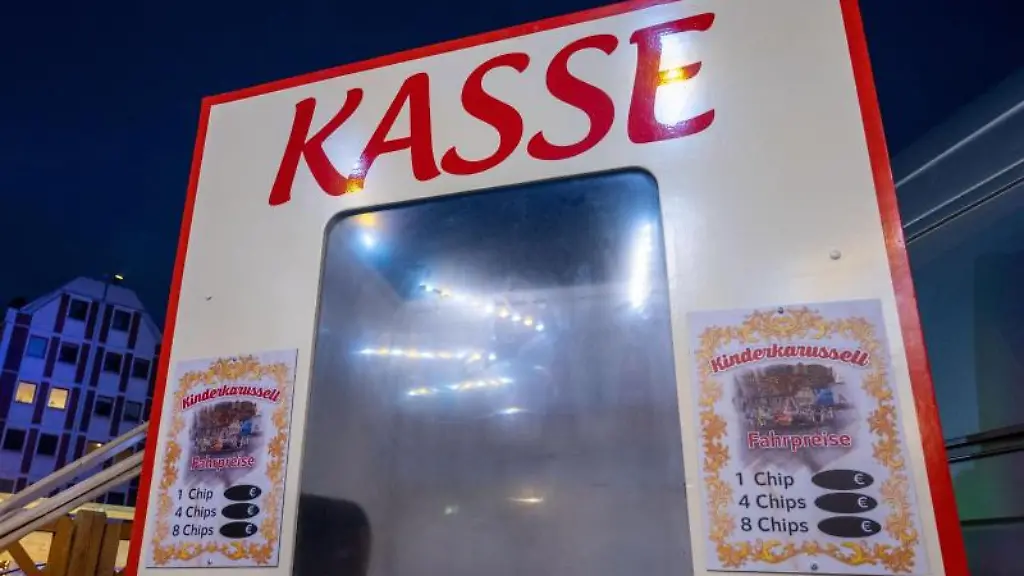 Ein-Kassenhaus-mit-dem-Schriftzug-Kasse-steht-auf-dem-Alten-Markt-vor-dem-Rathaus-in-Stralsund