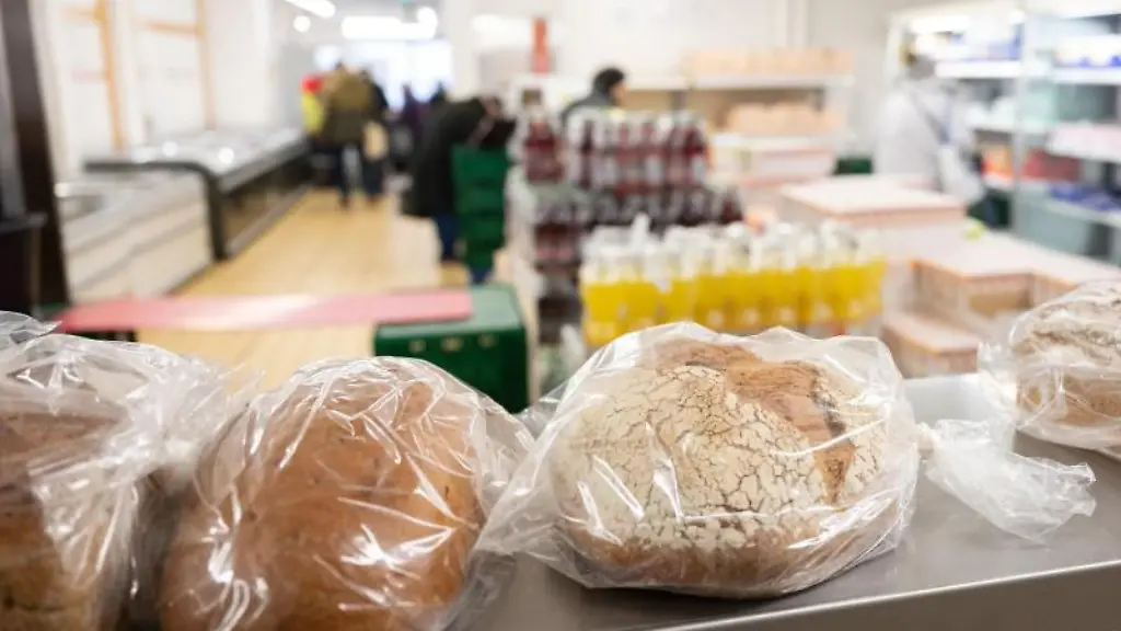 Menschen-kaufen-in-einem-Tafelladen-in-Stuttgart-Lebensmittel