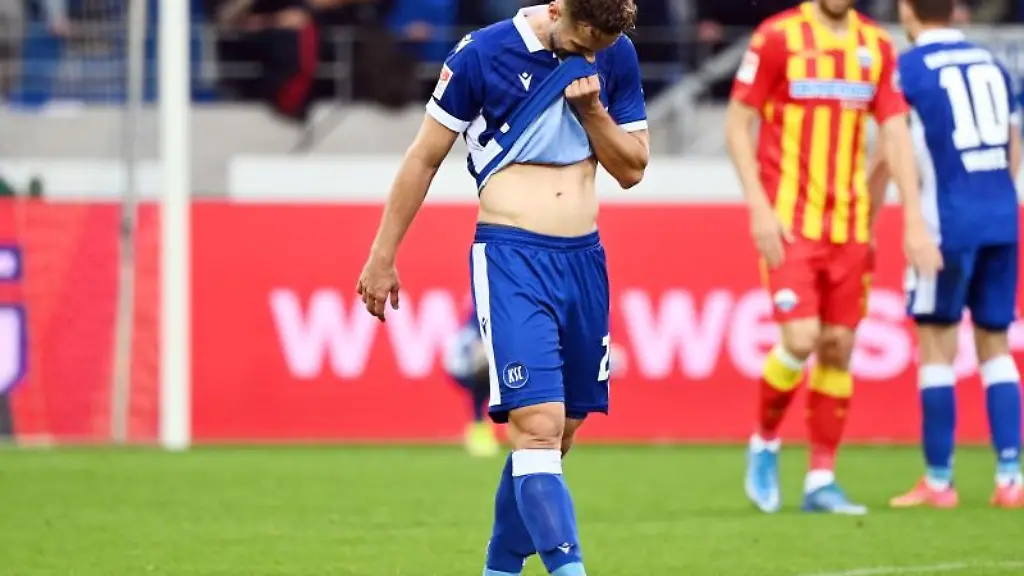 Christoph-Kobald-vom-Karlsruher-SC-geht-ueber-den-Platz