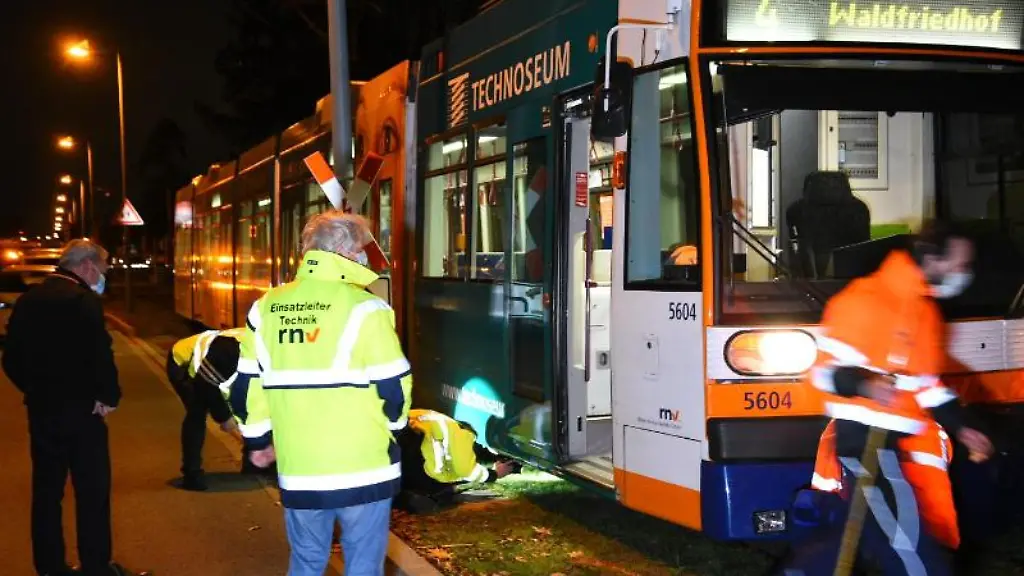 Einsatzkraefte-stehen-am-Unfallort
