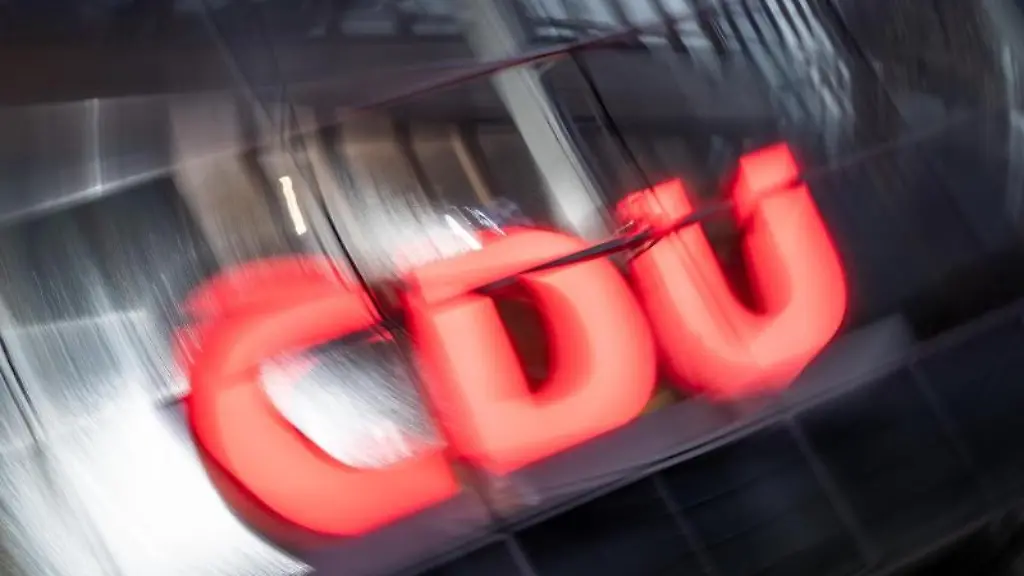 Das-Logo-der-CDU-leuchtet-am-Konrad-Adenauer-Haus