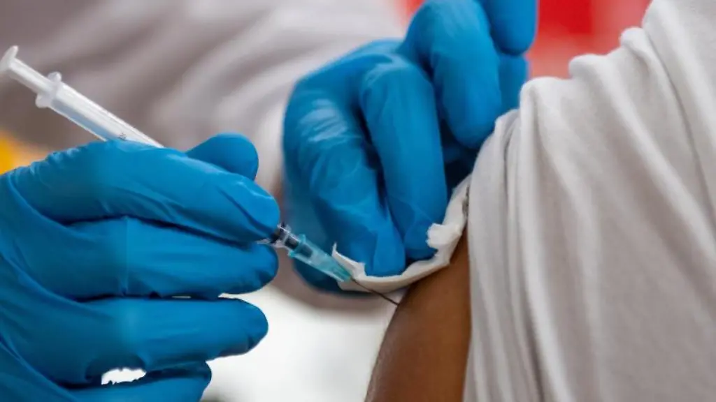 Eine-Aerztin-impft-einen-Mann-gegen-Corona