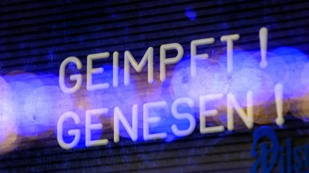 Ein-Schild-an-einer-Bar-weist-auf-die-2G-Regel-hin