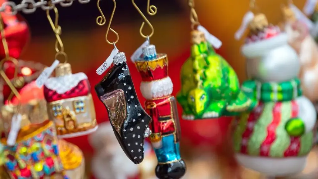 Weihnachtsbaumschmuck-haengt-an-einem-Marktstand-auf-einem-Weihnachtsmarkt-an-einer-Kette