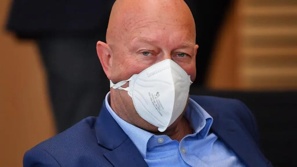 Thueringens-FDP-Chef-Thomas-Kemmerich-nimmt-an-einer-Landtagssitzung-teil