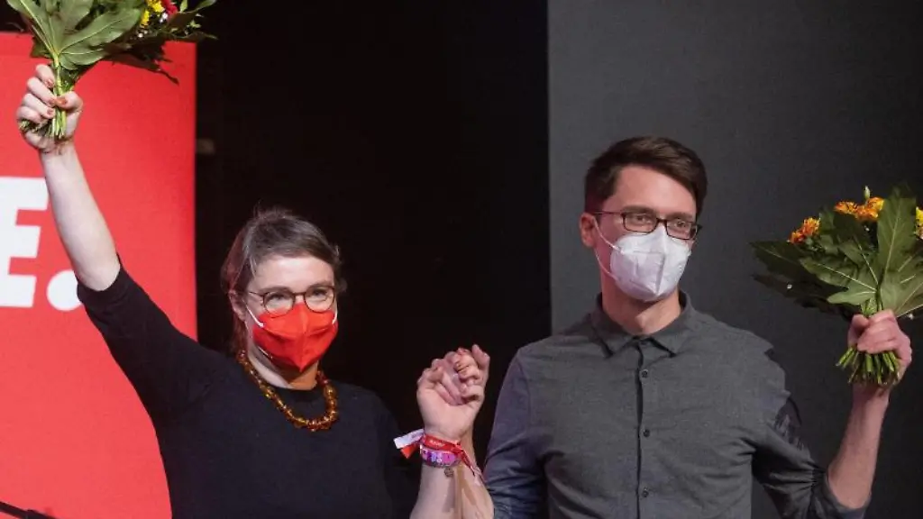 Ulrike-Grosse-Roethig-und-Christian-Schaft-freuen-sich-ueber-ihre-Wahl-als-Landesvorsitzende-der-Thueringer-Linken