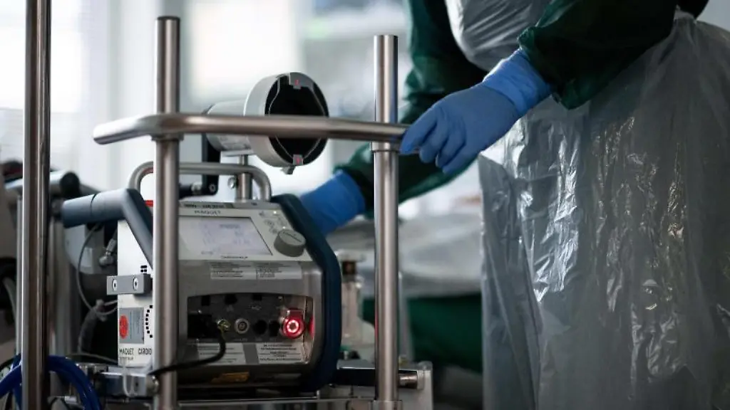 Eine-Pflegekraft-arbeitet-auf-einer-Intensivstation-fuer-Corona-Patienten