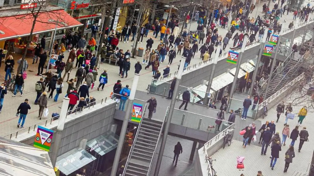 Passanten-gehen-durch-die-Innenstadt-von-Hannover