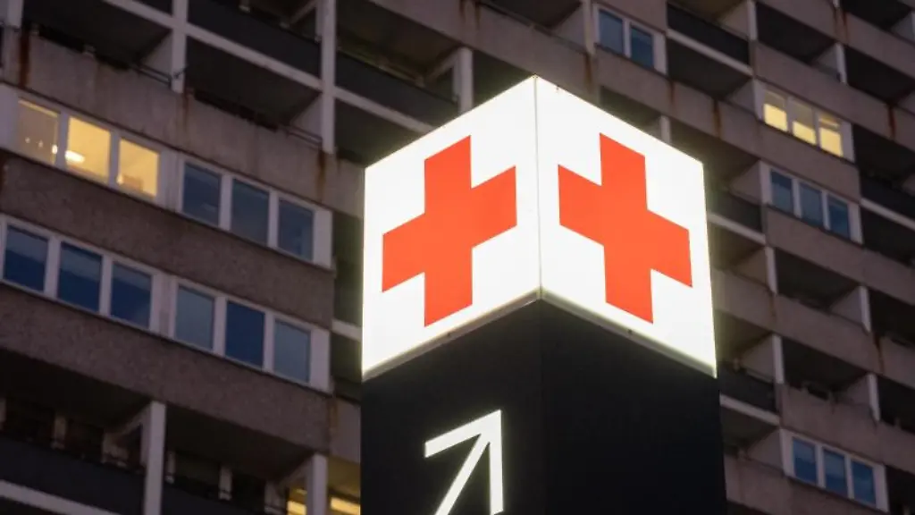 Ein-Pfeil-weist-den-Weg-zur-Notaufnahme-eines-Krankenhauses