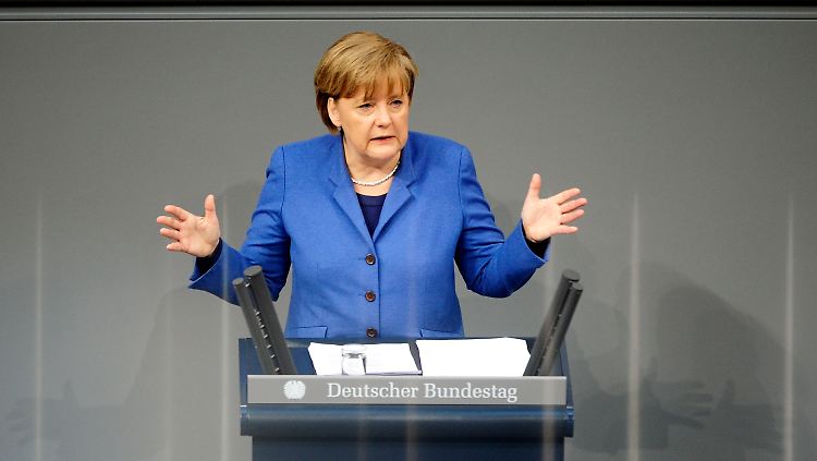 Beschwörende Geste, keine Antworten: Merkel im Bundestag.