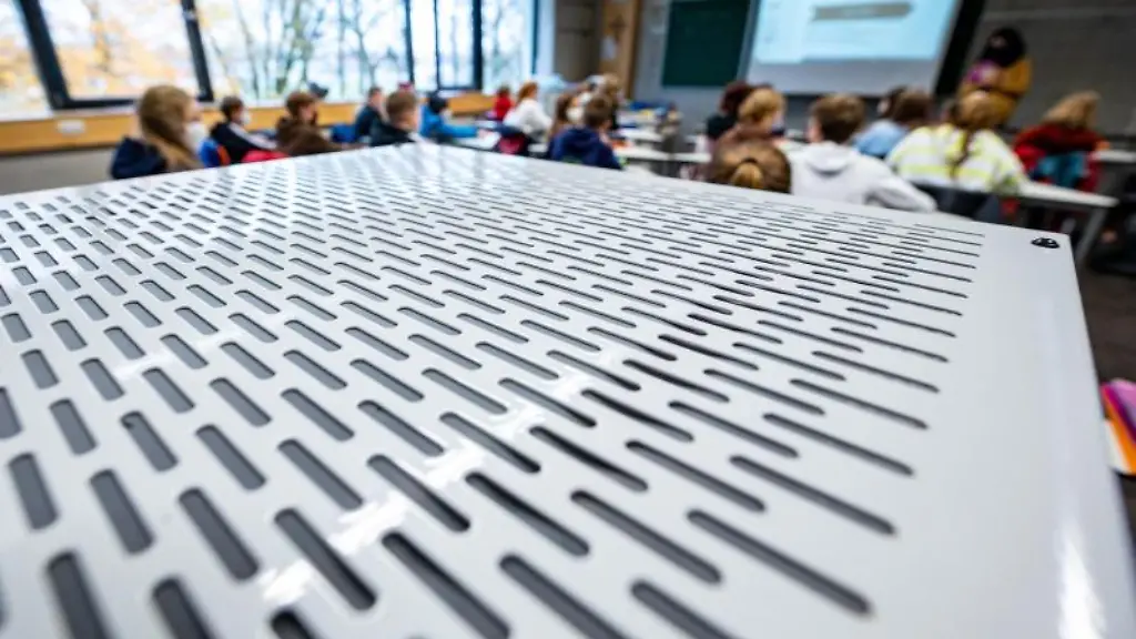 Ein-Luftfiltergeraet-steht-in-einem-Klassenzimmer