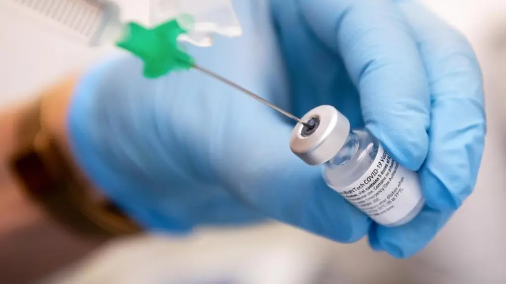 Die-Mitarbeiterin-einer-Klinik-bereitet-die-Spritze-fuer-eine-Impfung-gegen-Corona-vor