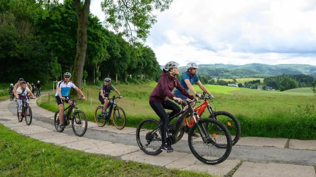 Mountainbiker-fahren-zur-Eroeffnung-der-Blockline-die-Strecke-im-Erzgebirge-entlang