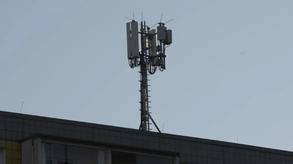 Ein-Funkmast-steht-auf-einem-Hausdach