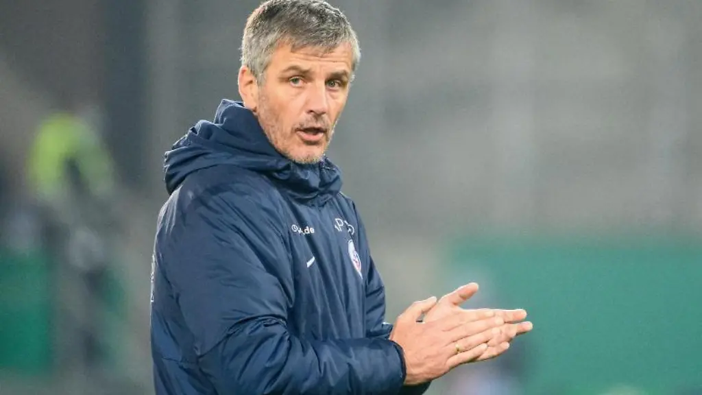 Trainer-Jens-Haertel-von-Hansa-Rostock-steht-vor-Spielbeginn-auf-dem-Spielfeld