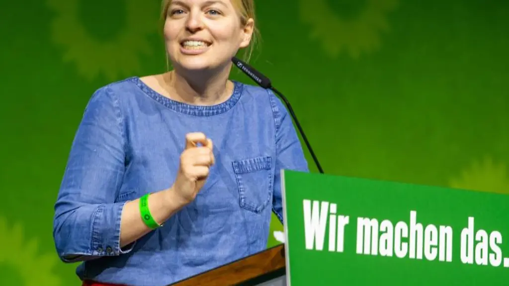 Die-Fraktionsvorsitzende-der-Gruenen-im-bayerischen-Landtag-Katharina-Schulze-spricht