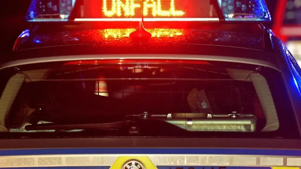 Ein-Streifenwagen-der-Polizei-steht-an-einer-Unfallstelle