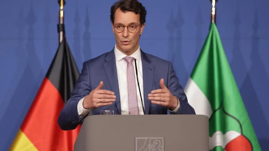 Hendrik-Wuest-CDU-Ministerpraesident-von-Nordrhein-Westfalen-informiert