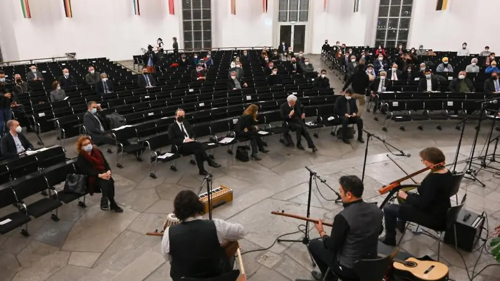 Das-Mikail-Aslan-Ensemble-spielt-in-der-Paulskirche-waehrend-einer-Gedenkveranstaltung