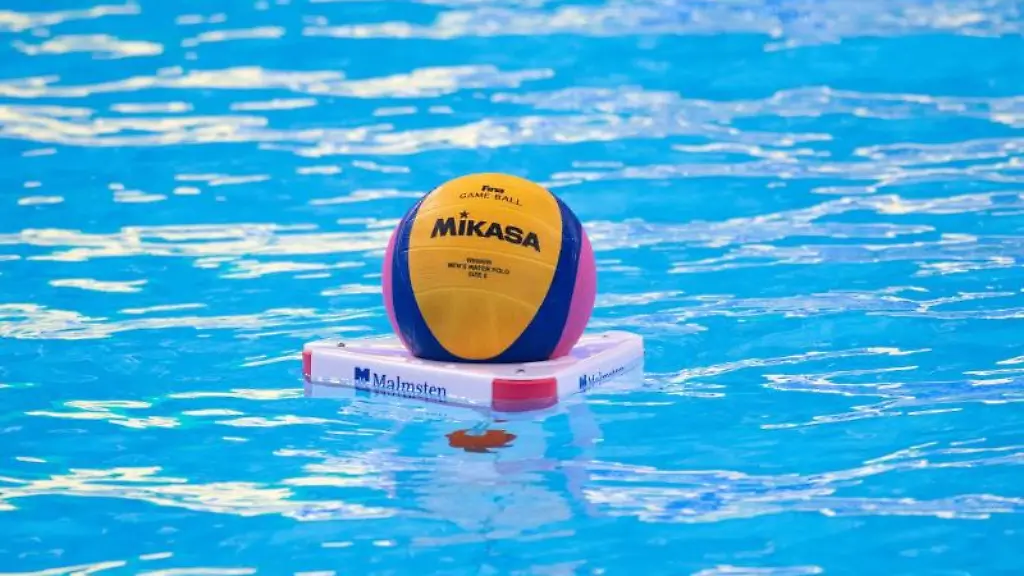 Vor-einem-Wasserball-Spiel-schwimmt-ein-Ball-auf-dem-Wasser