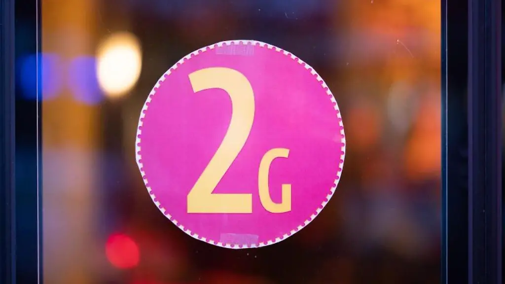 Ein-Aufkleber-an-einer-Glastuer-weist-auf-die-2G-Regel-hin