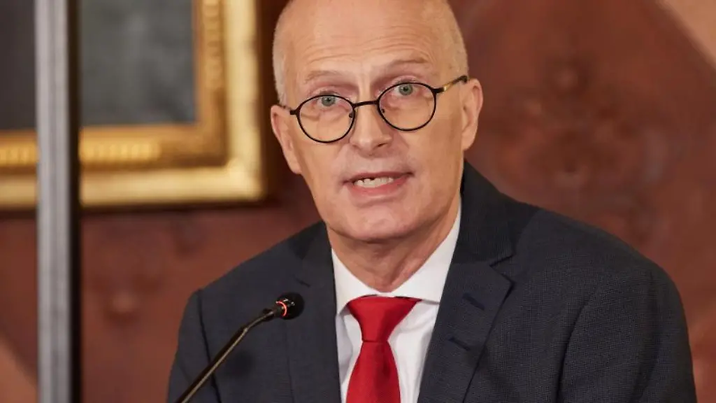 Peter-Tschentscher-SPD-Erster-Buergermeister-von-Hamburg-spricht-waehrend-einer-Landespressekonferenz-nach-einer-Senatssitzung-zur-Corona-Lage