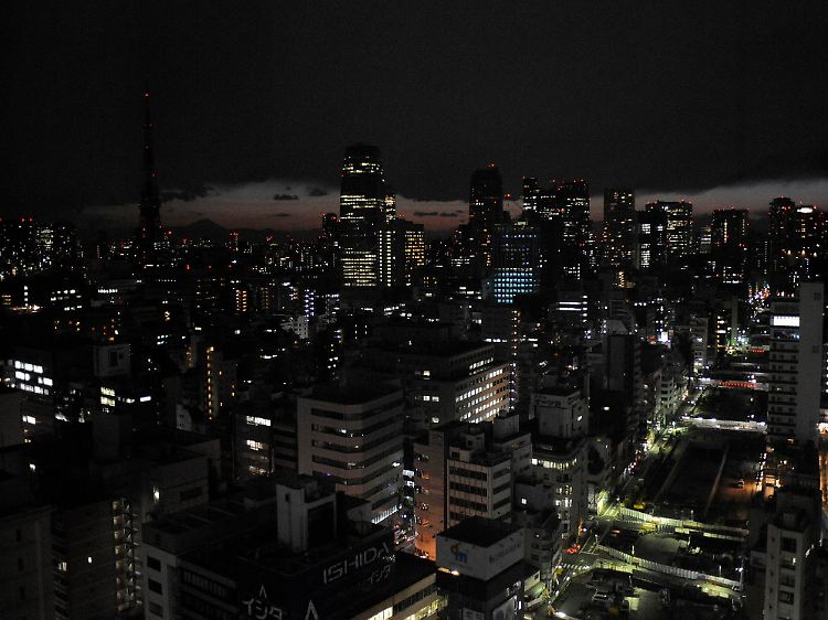 In Tokio wird Strom gespart.