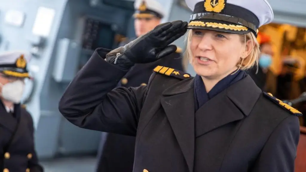 Korvettenkapitaen-Bianca-Seifert-uebernimmt-auf-der-Korvette-Magdeburg-im-Marinestuetzpunkt-Hohe-Duene-das-Kommando-der-Besatzung-Bravo