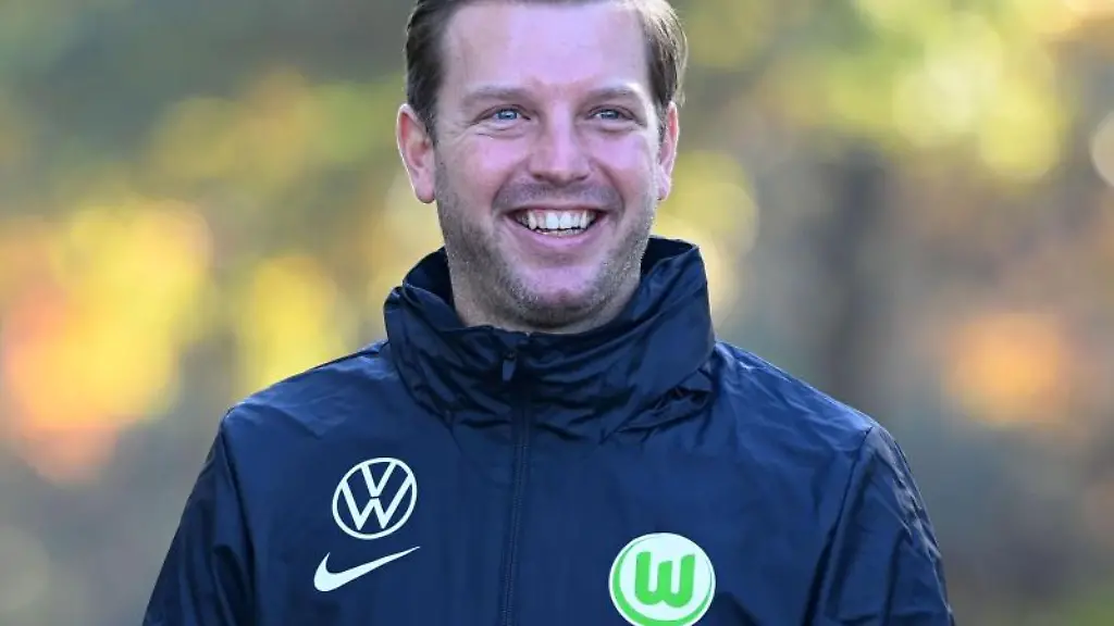 Wolfsburg-Trainer-Florian-Kohfeldt-kommt-zum-Platz