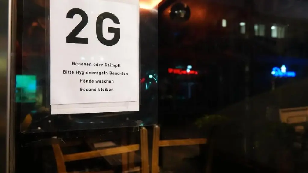 Ein-Hinweisschild-an-einem-Restaurant-weist-auf-die-2G-Regel-hin