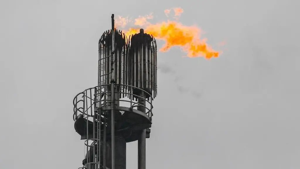 Ueberschuessige-Gase-werden-an-einer-Fackel-im-Werk-der-PCK-Raffinerie-GmbH-abgebrannt