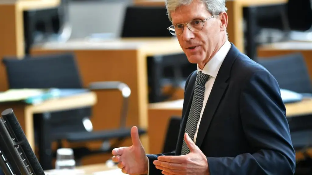 Helmut-Holter-Minister-fuer-Bildung-Jugend-und-Sport-von-Thueringen-spricht-im-Landtag