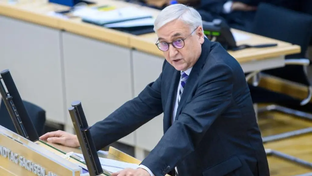 Michael-Richter-CDU-Finanzminister-des-Landes-Sachsen-Anhalt-spricht-im-Plenarsaal
