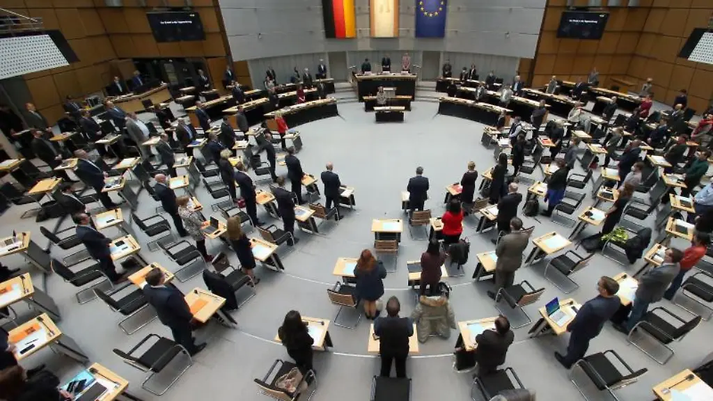 Abgeordnete-zu-Beginn-der-Plenarsitzung-des-Berliner-Abgeordnetenhauses
