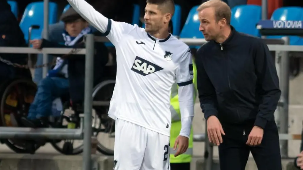 Hoffenheims-Trainer-Sebastian-Hoeness-r-im-Gespraech-mit-Andrej-Kramaric