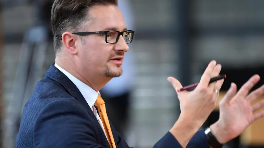 Der-Abgeordnete-Christian-Tischner-CDU-spricht-im-Plenarsaal-des-Thueringer-Landtages