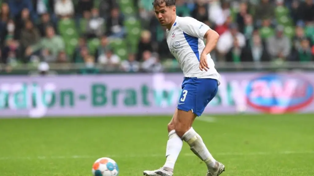 Rostocks-Julian-Riedel-am-Ball