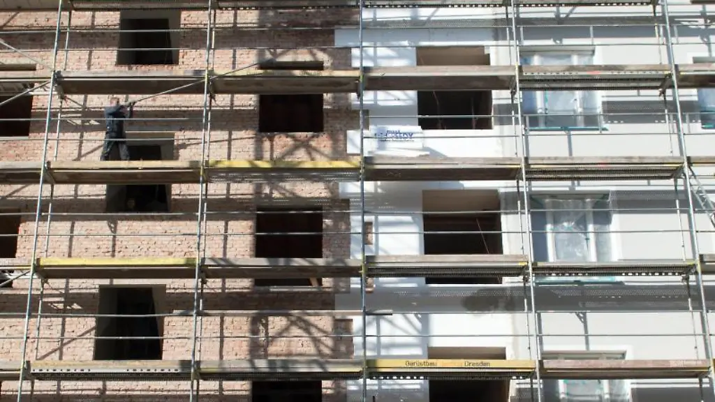 Ein-Baugeruest-ist-vor-einem-Wohnhaus-aufgebaut