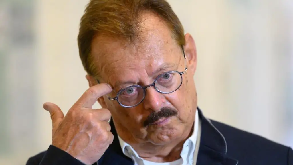 Michael-Albrecht-gestikuliert