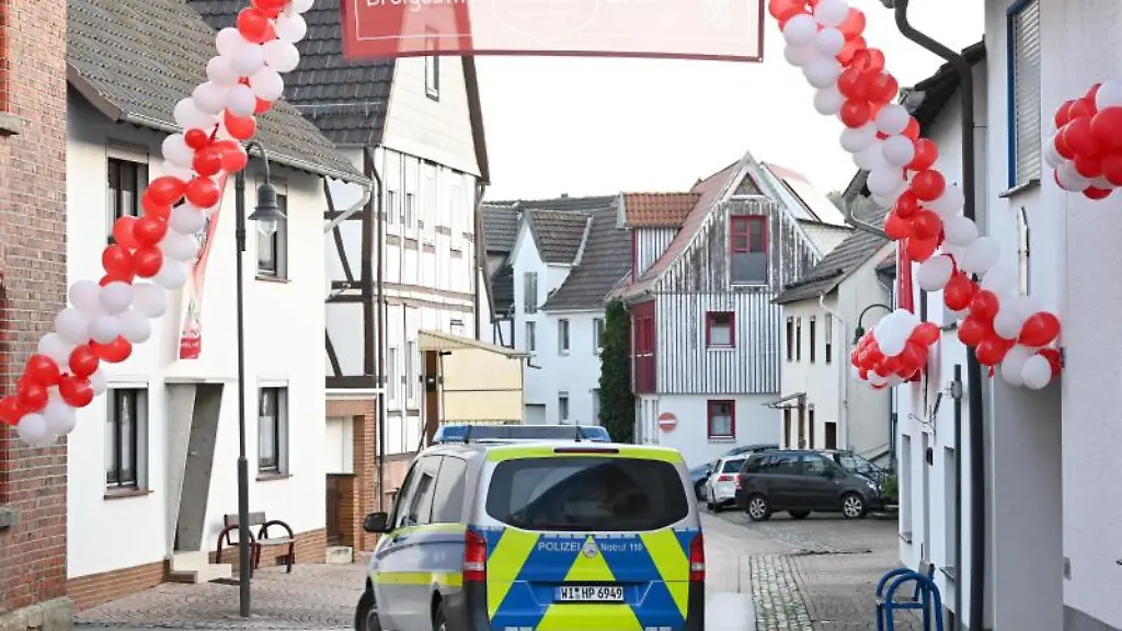 Die-Polizei-ist-nach-Autoattacke-Volkmarsen-im-Einsatz