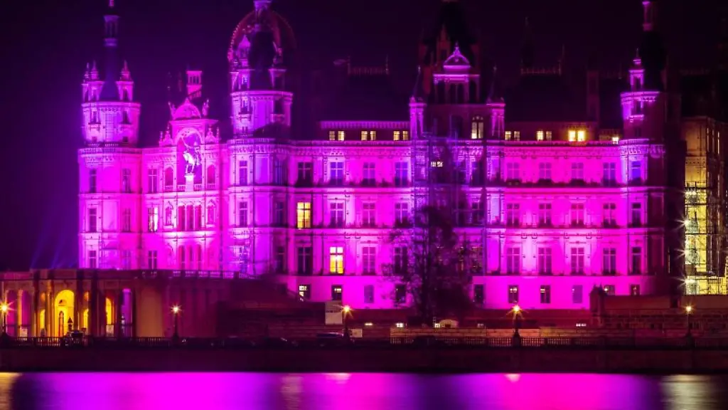 Das-Schweriner-Schloss-wird-am-Welt-Fruehgeborenentag-mit-lila-Licht-illuminiert