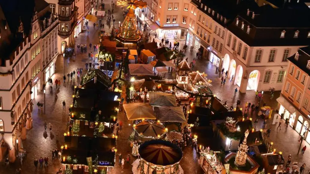 Hell-erleuchtet-ist-die-Innenstadt-abends-rund-um-den-Weihnachtsmarkt