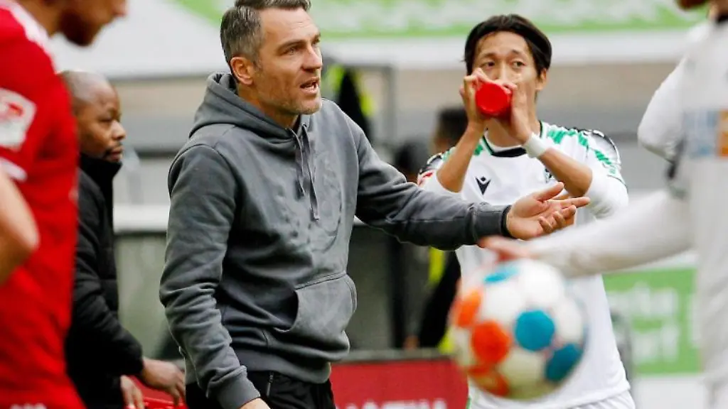 Der-Hannoveraner-Trainer-Jan-Zimmermann-l-spricht-mit-Sei-Muroya