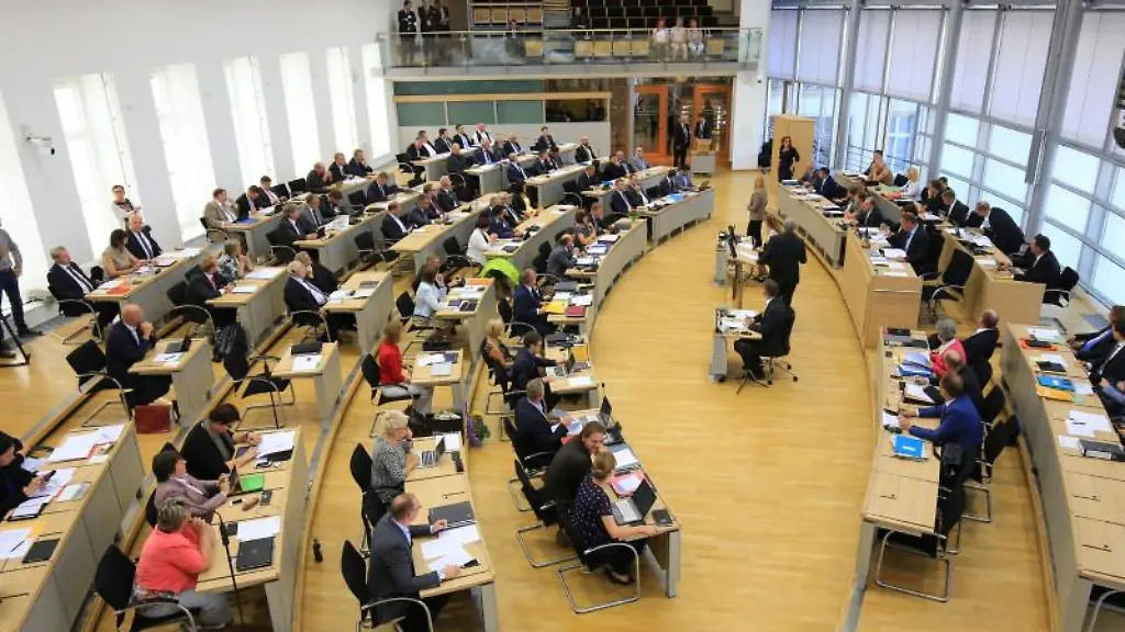 Blick-in-den-Plenarsaal-des-Landtags-von-Sachsen-Anhalt